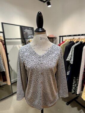 Belle Amie Sz. LP Gray & Silver Textured Sparkle Cut-Out V-Neck 3/4 Sleeve Top